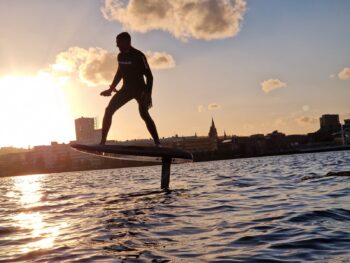 hiohoih <h3>E-Foil</h3> <h3></h3> <h3>Detta är en professionell eldriven surfbräda (E-foil board). Hög kvalitet rakt igenom. Waydoo Flyer One e-foil board är supercool, högteknologisk, elektrisk och helt enkelt väldigt rolig.</h3> <iframe title="YouTube video player" src="https://www.youtube.com/embed/qFuJvjeLAbI" width="560" height="315" frameborder="0" allowfullscreen="allowfullscreen"></iframe> E-Foil - Waydoo Flyer One PLUS e-foil board 6000W pro - 75 min körning