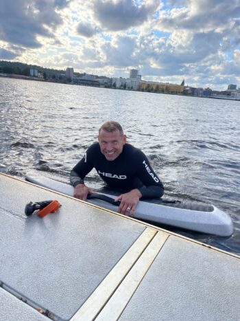 hjh scaled e1658514757115 <h3>E-Foil</h3> <h3></h3> <h3>Detta är en professionell eldriven surfbräda (E-foil board). Hög kvalitet rakt igenom. Waydoo Flyer One e-foil board är supercool, högteknologisk, elektrisk och helt enkelt väldigt rolig.</h3> <iframe title="YouTube video player" src="https://www.youtube.com/embed/qFuJvjeLAbI" width="560" height="315" frameborder="0" allowfullscreen="allowfullscreen"></iframe> E-Foil - Waydoo Flyer One PLUS e-foil board 6000W pro - 75 min körning
