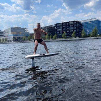 surf10 scaled 1 <h3>E-Foil</h3> <h3></h3> <h3>Detta är en professionell eldriven surfbräda (E-foil board). Hög kvalitet rakt igenom. Waydoo Flyer One e-foil board är supercool, högteknologisk, elektrisk och helt enkelt väldigt rolig.</h3> <iframe title="YouTube video player" src="https://www.youtube.com/embed/qFuJvjeLAbI" width="560" height="315" frameborder="0" allowfullscreen="allowfullscreen"></iframe> E-Foil - Waydoo Flyer One PLUS e-foil board 6000W pro - 75 min körning