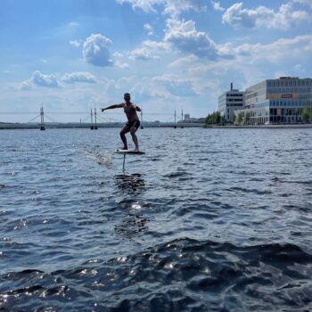 surf11 scaled 1 <h3>E-Foil</h3> <h3></h3> <h3>Detta är en professionell eldriven surfbräda (E-foil board). Hög kvalitet rakt igenom. Waydoo Flyer One e-foil board är supercool, högteknologisk, elektrisk och helt enkelt väldigt rolig.</h3> <iframe title="YouTube video player" src="https://www.youtube.com/embed/qFuJvjeLAbI" width="560" height="315" frameborder="0" allowfullscreen="allowfullscreen"></iframe> E-Foil - Waydoo Flyer One PLUS e-foil board 6000W pro - 75 min körning
