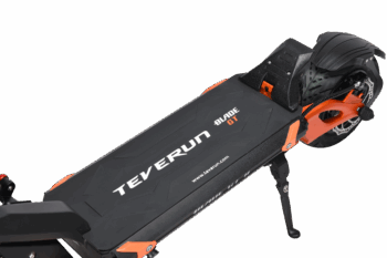 TEVERUN Blade GT II 6 11 Teverun Blade GT II – patinete eléctrico de primera calidad con una velocidad máxima de 85 km/h, hasta 80 km de autonomía, motores duales y equipamiento de seguridad completo. TEVERUN Blade GT II