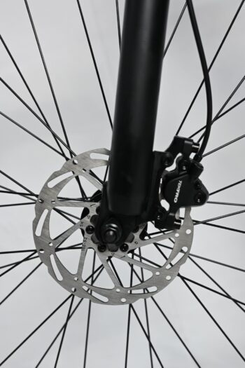 Douchebike slim black front break2 Douchebike SLIM – Bicicleta eléctrica con 85 km de autonomía para moverte por la ciudad con facilidad