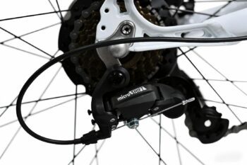 Douchebike slim white gear shift back Douchebike SLIM – Bicicleta eléctrica con 85 km de autonomía para moverte por la ciudad con facilidad