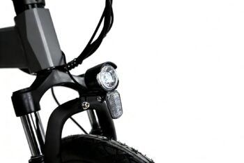 douchebike fold grey front light suspention Douchebike FOLD is a compact folding e-bike for commuting, the summer house and camping. 60 km range, 25 km/h and CE certified. Order today. Douchebike FOLD – Folding e-bike with 60 km range and suspension fork